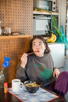 「よしもとコラボ ロングコートダディのわにくうどんニット」の着用イメージ。