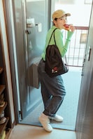 「よしもとコラボ ニッポンの社長のまるでからだの一部 丈夫な肉ナップサック」の使用イメージ。