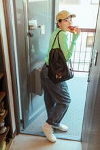 「よしもとコラボ ニッポンの社長のまるでからだの一部 丈夫な肉ナップサック」の使用イメージ。