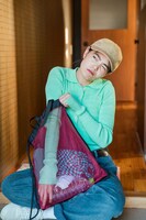 「よしもとコラボ ニッポンの社長のまるでからだの一部 丈夫な肉ナップサック」の使用イメージ。