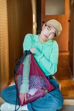 「よしもとコラボ ニッポンの社長のまるでからだの一部 丈夫な肉ナップサック」の使用イメージ。