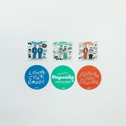 「スペシャルファンブック オフレコ！vol.3」に付属するステッカー。