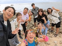 「有吉の冬休み2023 密着77時間in沖縄」の出演者たち。(c)フジテレビ