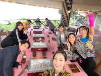 「有吉の冬休み2023 密着77時間in沖縄」の出演者たち。(c)フジテレビ