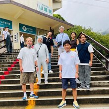 「浜ちゃん後輩と行く 地上波初！3泊4日プライベート旅」に出演する浜田雅功（手前右）ら。(c)ABCテレビ