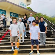 「浜ちゃん後輩と行く 地上波初!3泊4日プライベート旅」に出演する浜田雅功(手前右)ら。(c)ABCテレビ