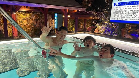 左から、山下真司、パンサー向井、平成ノブシコブシ吉村。(c)フジテレビ