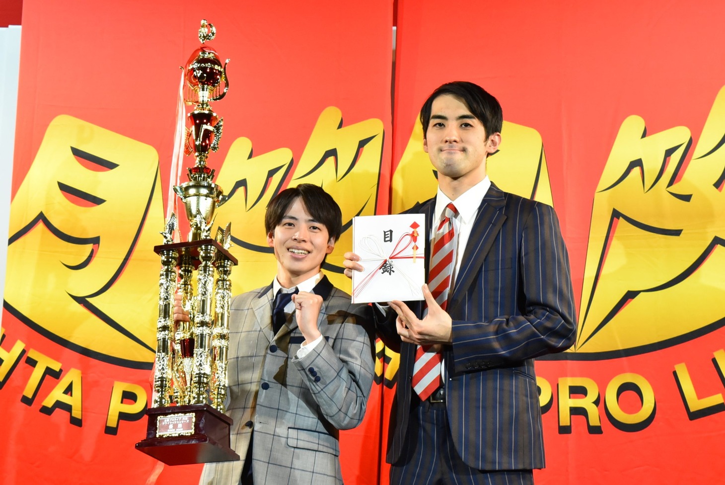 「太田プロライブ月笑2022」クライマックスシリーズで優勝した、さすらいラビー。左から、宇野、中田。