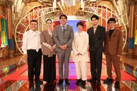 「土曜プレミアム『ザ・細かすぎて伝わらないモノマネ』」に出演する（左から）アンタッチャブル山崎、滝沢カレン、石橋貴明、満島ひかり、眞栄田郷敦、アンタッチャブル柴田。(c)フジテレビ