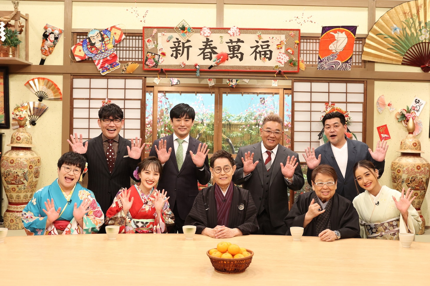 「ドリフに大挑戦 あけましていい正月だなスペシャル」に出演する（前列左から）ハリセンボン春菜、百田夏菜子、加藤茶、高木ブー、みちょぱ、（後列左から）ずん飯尾、劇団ひとり、サンドウィッチマン。(c)フジテレビ