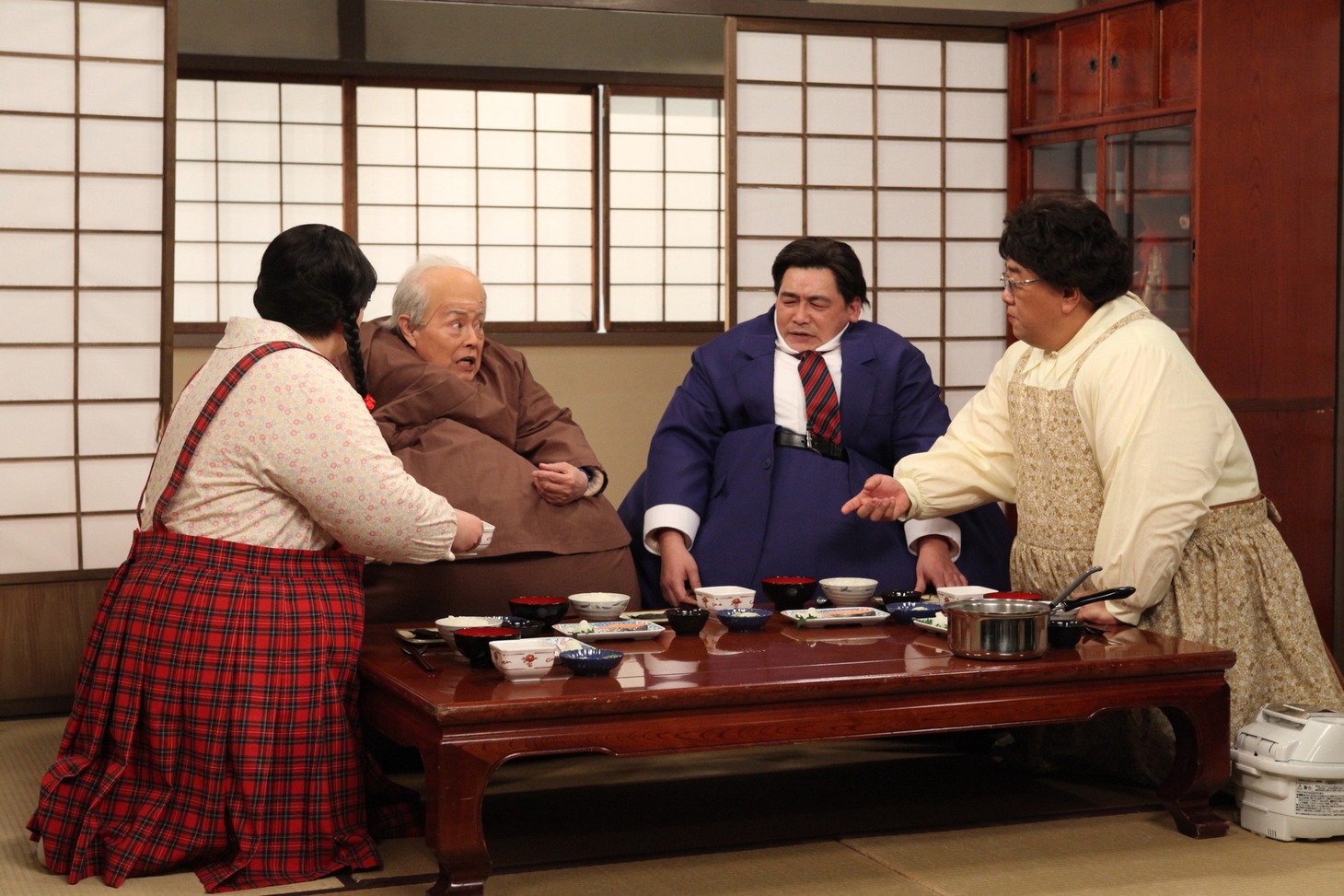 左から、ハリセンボン春菜、加藤茶、サンドウィッチマン。(c)フジテレビ