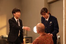 左から、東京03飯塚、バイきんぐ小峠、佐藤栞里。(c)フジテレビ