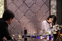 左から、シソンヌじろう、松本若菜。(c)フジテレビ