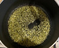 オリーブオイルで刻んだにんにくを炒める。