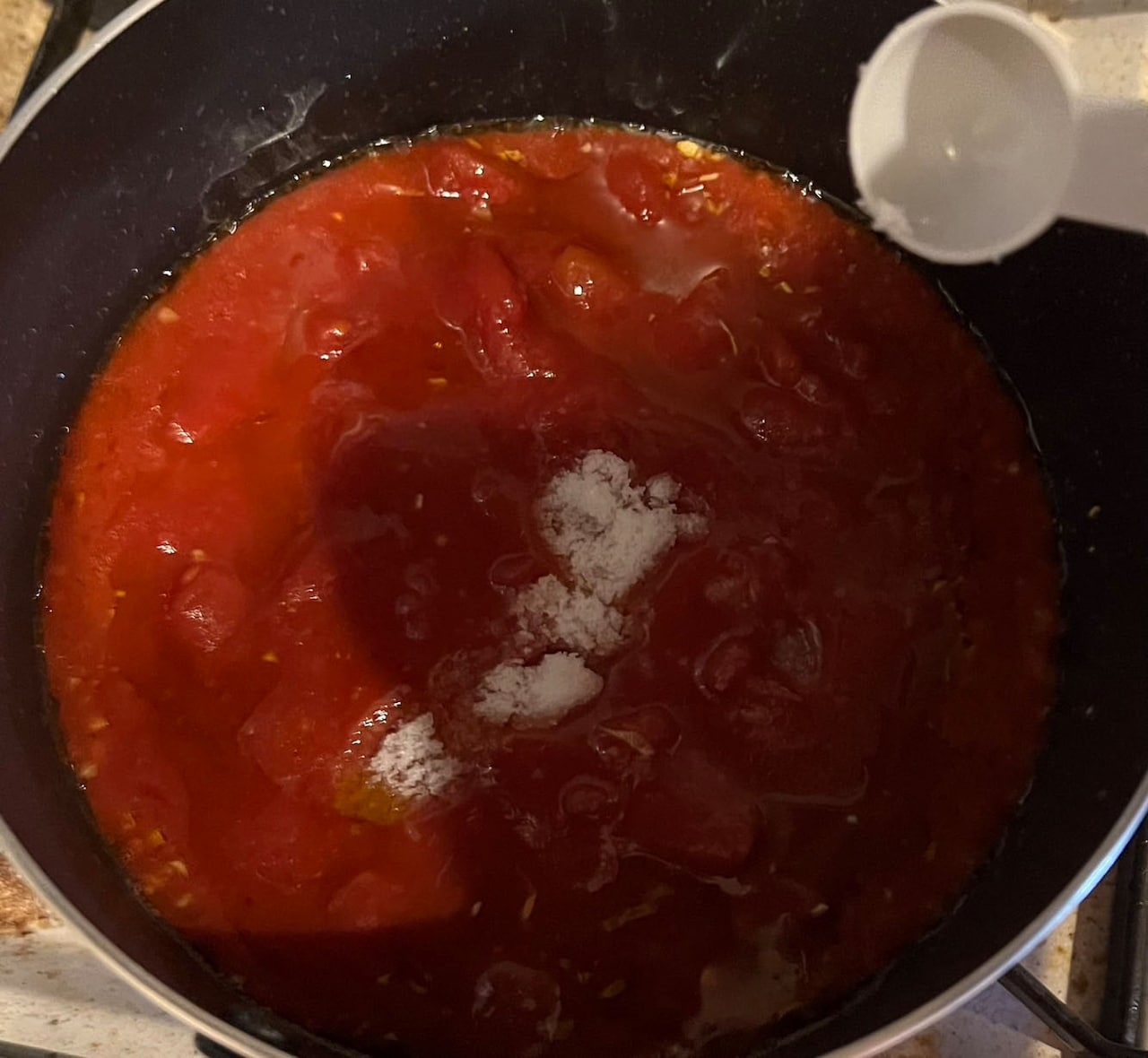 トマト缶に塩を投入。