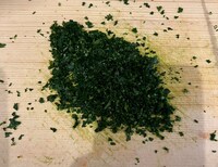 パセリを刻む。