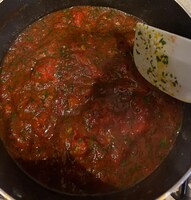 フツフツとなったトマトソースに刻んだパセリを投入。