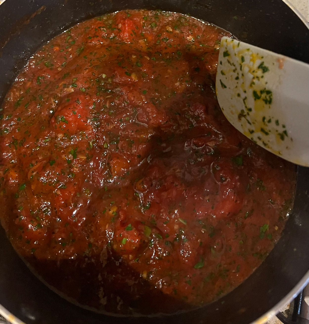 フツフツとなったトマトソースに刻んだパセリを投入。