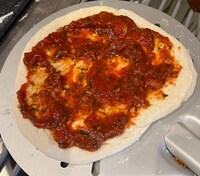 トマトソースを生地に塗る。