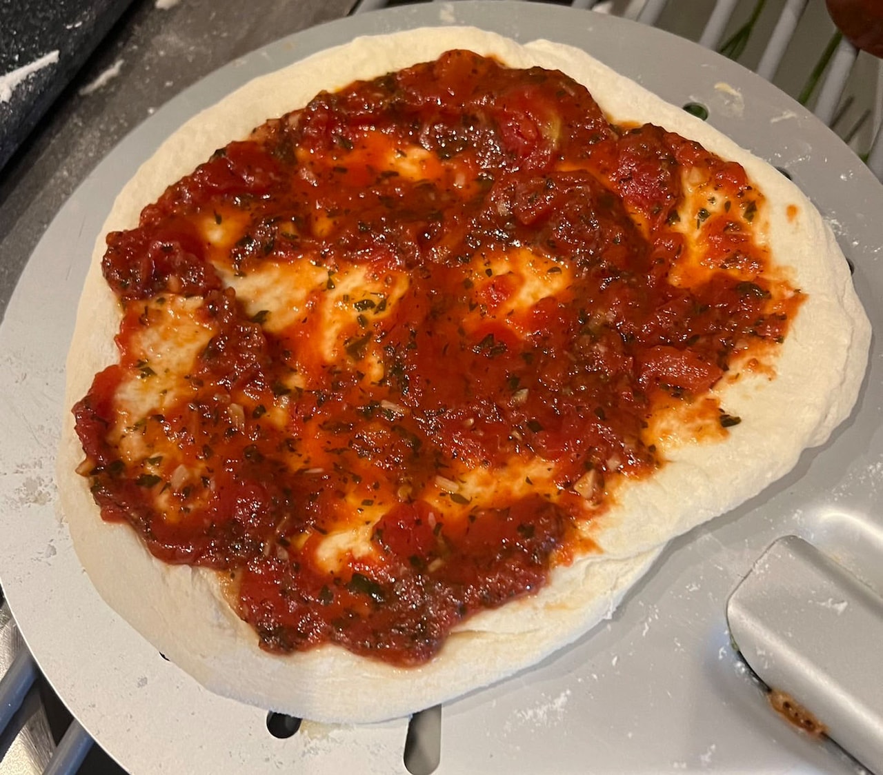 トマトソースを生地に塗る。