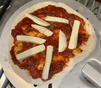 モッツァレラチーズを乗せて、ピザを焼く。