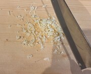 にんにくを刻む。