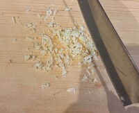 にんにくを刻む。