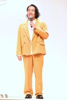 見取り図・盛山。
「この壇上で一番サイズ感の大きいスーツ着ております」と自己紹介した。