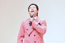 CMで見せる「はぁー」の顔を再現する今田耕司。