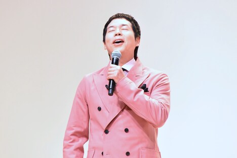 CMで見せる「はぁー」の顔を再現する今田耕司。