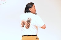 CMで共演している犬「武蔵坊」のTシャツを実は着ていた見取り図・盛山。