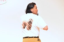 CMで共演している犬「武蔵坊」のTシャツを実は着ていた見取り図・盛山。