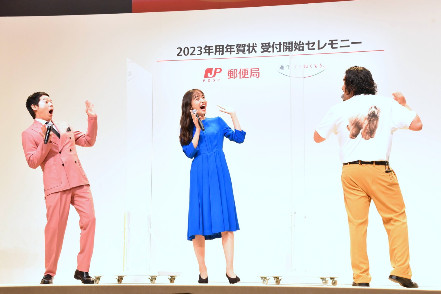 CMで共演している犬「武蔵坊」のTシャツをスーツの下に着ていた見取り図・盛山（右）と、驚いてみせる今田耕司（左）、井桁弘恵（中央）。