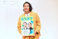 相方リリーへ送る年賀状を披露する見取り図・盛山。