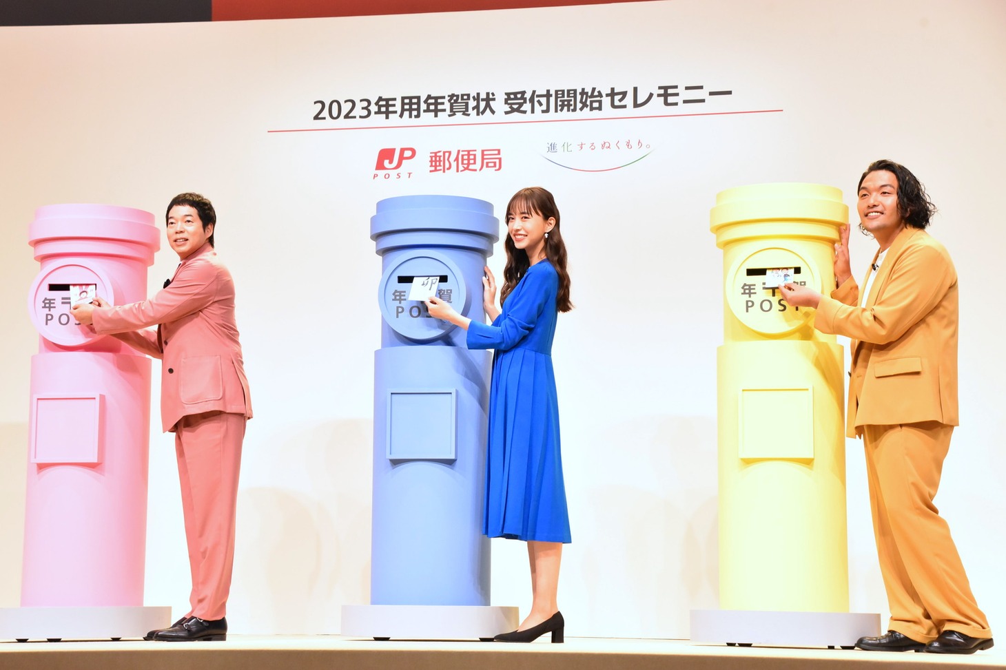 年賀状をポストに投函する3人。