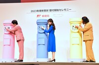 年賀状をポストに投函する3人。