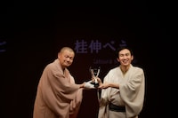 「渋谷らくご 創作大賞2022」を受賞した桂伸べえ（右）。