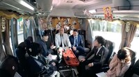 「～芸能人とご対面バスツアー～  会いたいさんが乗ってきた！」のワンシーン。(c)日本テレビ