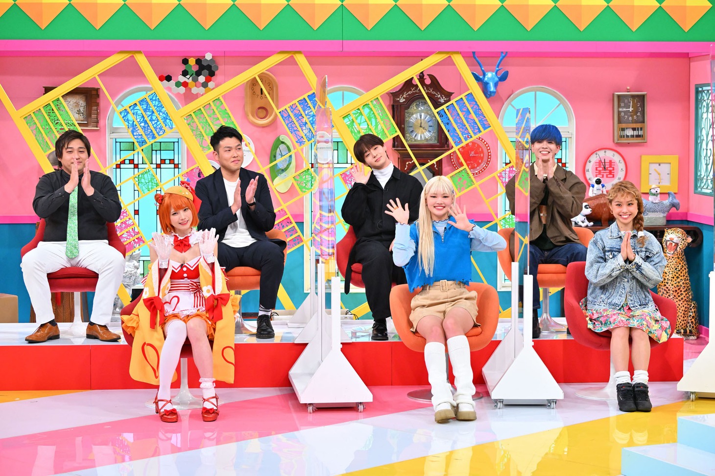 後列左からダブルヒガシ、太田駿静、栗田航兵。前列左からえなこ、ゆめぽて、peco。