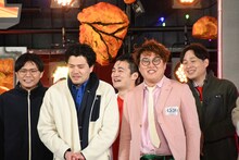 風で前髪がめくれ上がったというマユリカ中谷。