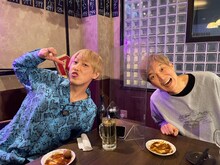 「千原ジュニアのヘベレケ」に出演する（左から）お見送り芸人しんいち、千原ジュニア。(c)東海テレビ