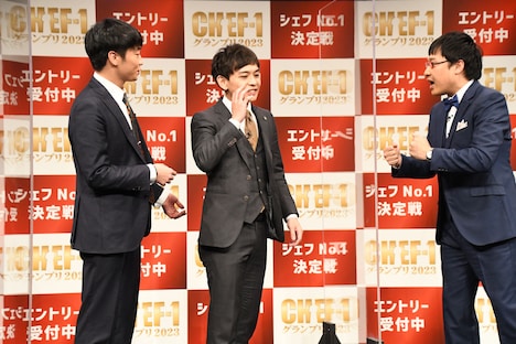 「上沼さーん」の記憶を辿るさや香・石井(中央)を励ます南海キャンディーズ山里(右)。