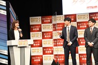 「漫才の革命とは？」と聞かれ、王道漫才だと評されたさや香は司会の斎藤真美（ABCアナウンサー）をじっと見る。