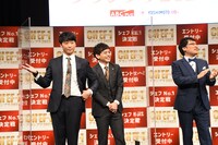 「M-1」決勝後、仕事が増えたか否かの質問に「イエス」と答えるさや香・新山（左）。