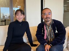 左から吉岡里帆、かもめんたる・う大。