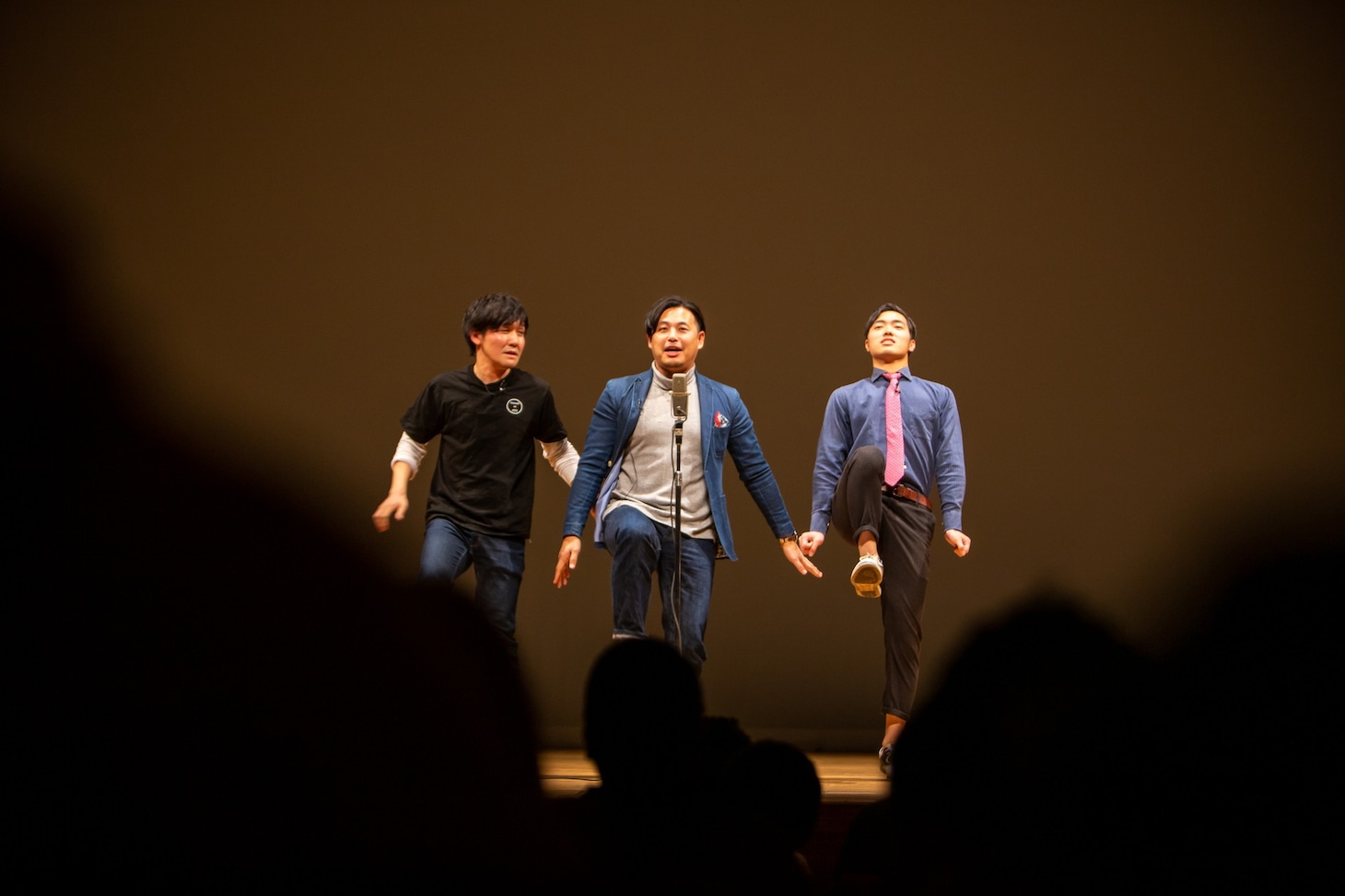 左から、タイムマシーン3号・山本、アルコ＆ピース平子、四千頭身・石橋のシャッフル漫才。