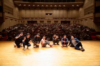 「アルピータイム頭身」第1回の出演者と客席。