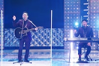 東京03角田と大竹マネージャー（右）。(c)テレビ東京