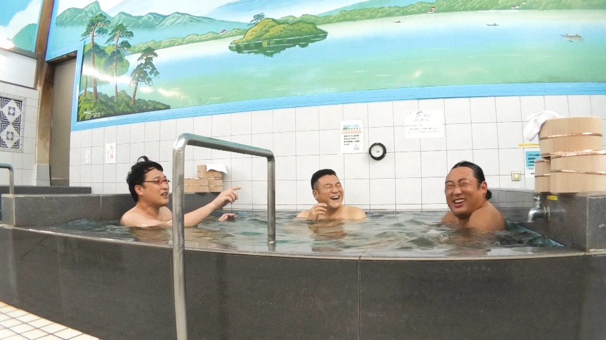 「山の会」の（左から）南海キャンディーズ山里、アンタッチャブル山崎、ロバート秋山。(c)TBS