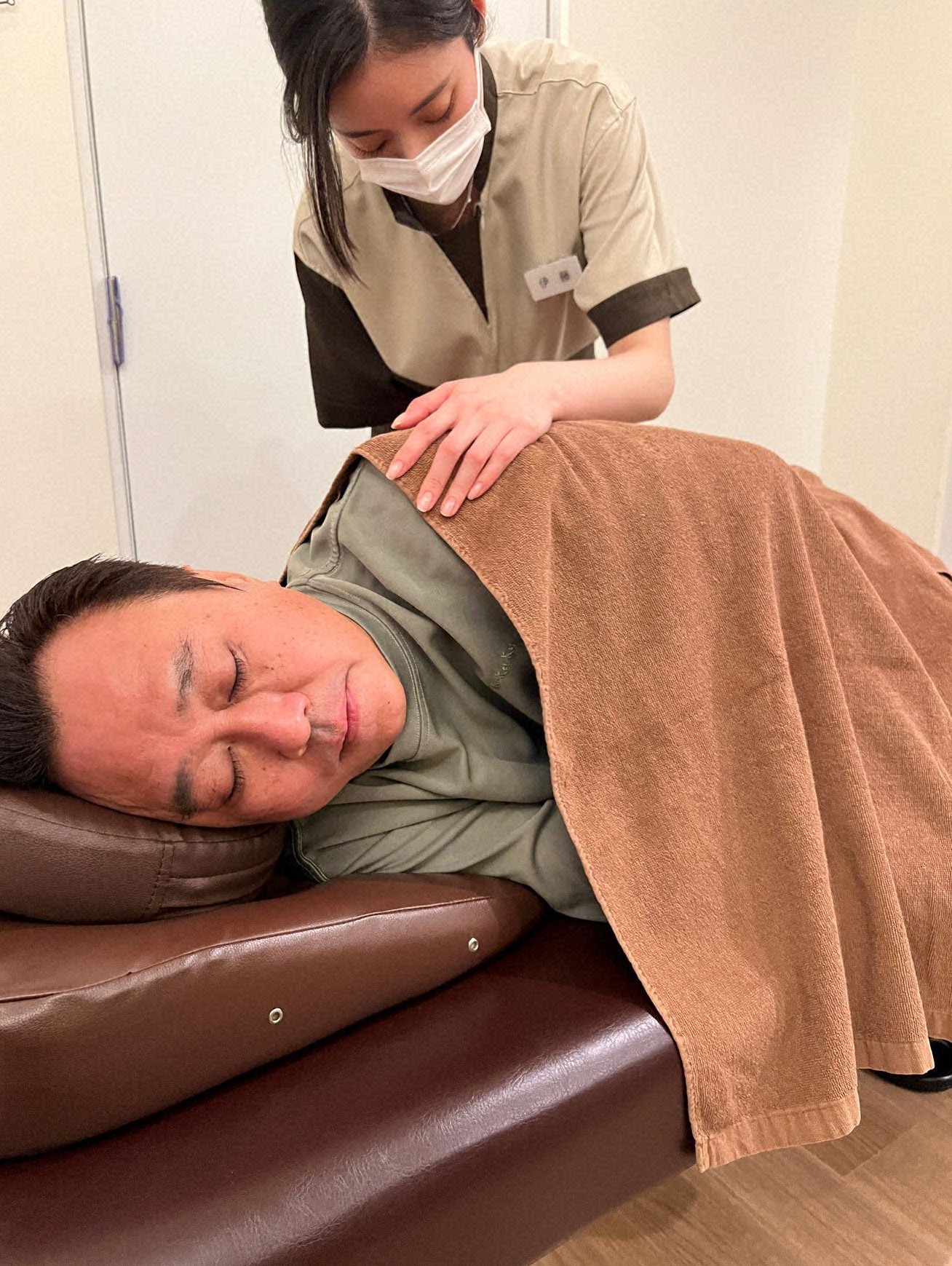 「さまぁ～ず三村 ほぐされ人 モミ村さん」で“ほぐし”の施術を受ける、さまぁ～ず三村。(c)BS朝日